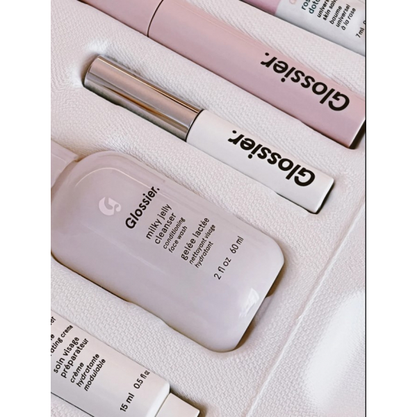 Набір для макіяжу та догляду за шкірою Glossier The Essential Edit