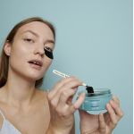 Патчі проти набряків з гамамелісом та екстрактом мальви Rare Paris Carbone Glacé Purifying Eye Patch