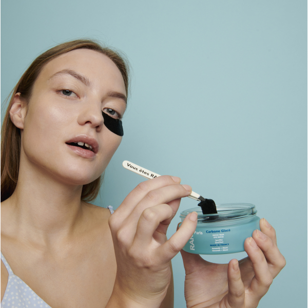 Патчі проти набряків з гамамелісом та екстрактом мальви Rare Paris Carbone Glacé Purifying Eye Patch